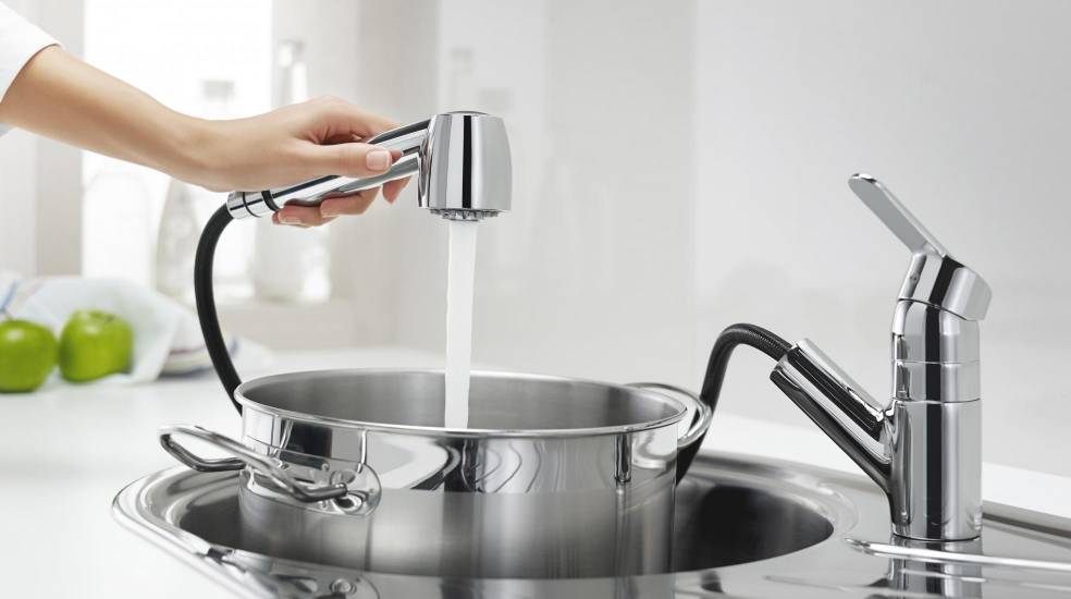 Kitchen sink mixer with retractable swivel spout