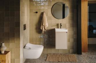 Модерна окачена тоалетна чиния и умивалник, подобряващи усещането за баня с минималистичен дизайн и топли плочки по стените